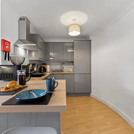 Boutique Stylish Flats - Sleeps 12 *