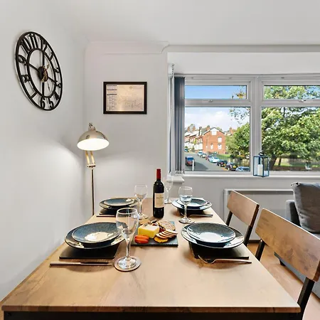 Boutique Stylish Flats - Sleeps 12