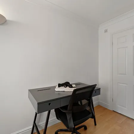 Boutique Stylish Flats - Sleeps 12