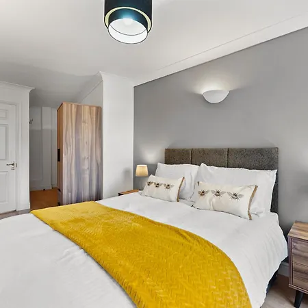 Boutique Stylish Flats - Sleeps 12 *