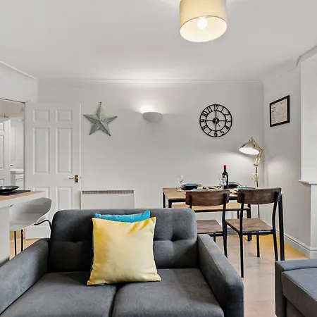 Boutique Stylish Flats - Sleeps 12